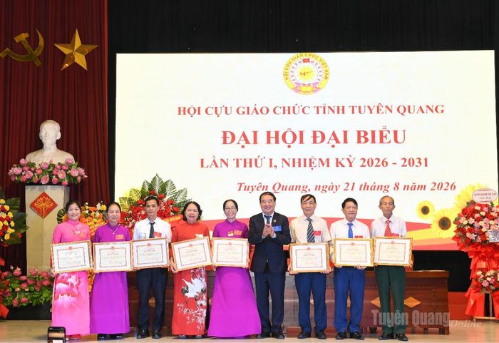 PGS.TS Trần Quang Quý, Chủ tịch Hội Cựu giáo chức Việt Nam trao Bằng khen cho các tập thể.