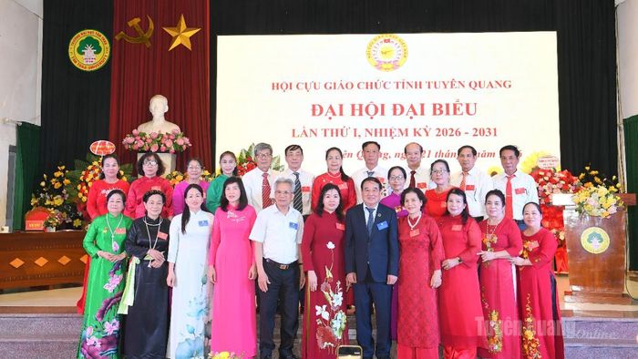 Các đồng chí lãnh đạo tỉnh, lãnh đạo Hội Cựu giáo chức Việt Nam và các đại biểu cùng BCH Hội Cựu giáo chức tỉnh khóa mới.