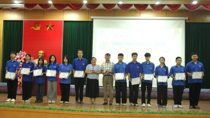 Ban Tổ chức biểu dương, trao Giấy chứng nhận cho các tình nguyện viên tiêu biểu.