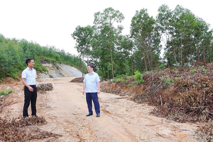 Lãnh đạo xã Trường Sinh kiểm tra tiến độ thi công tuyến đường giao thông liên thôn tại thôn Thắng Lợi.