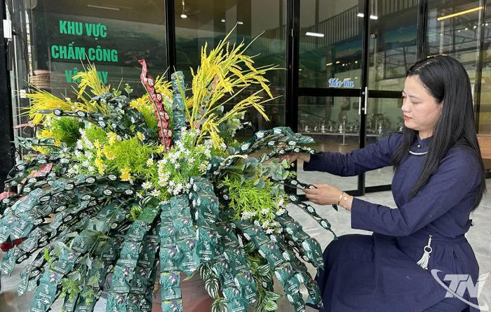 Bình hoa được tạo ra từ những gói trà.
