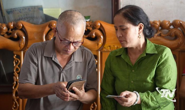 Tổ công nghệ số cộng đồng xã La Hiên hỗ trợ người dân cài đặt dịch vụ công trên điện thoại thông minh.