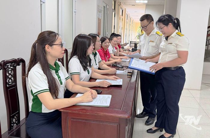 Cán bộ Thuế hỗ trợ hộ kinh doanh hoàn thiện thủ tục, tiếp cận dịch vụ tài chính và chuyển đổi thành doanh nghiệp.