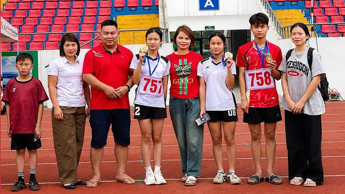 Nông Hoa Tiểu Yến (Thứ 4 từ trái sang), giành Huy chương Vàng môn điền kinh tại Hội khỏe Phù Đổng cấp tỉnh.
