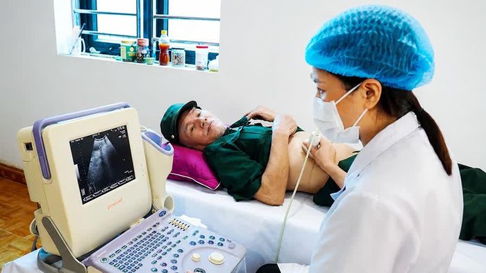 Bác sĩ Tuyến trực tiếp xuống các hộ dân để siêu âm cho các đối tượng chính sách, người khuyết tật.