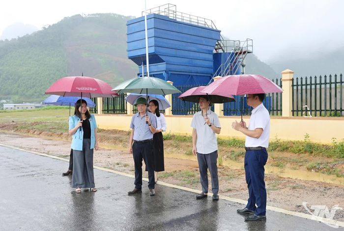 Đoàn khảo sát tại Cụm công nghiệp Vằng Mười.