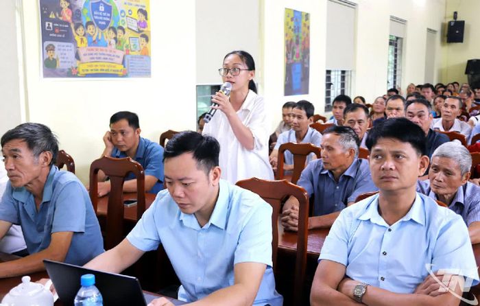 Người dân xã Cẩm Giàng phát biểu.