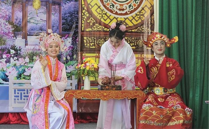 Học sinh ngành nghệ thuật biểu diễn ca kịch Huế của Trường Trung cấp Văn hóa Nghệ thuật Huế.