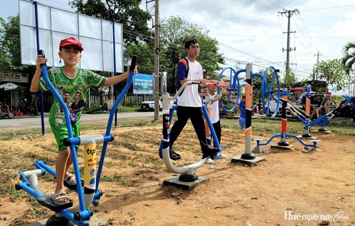  Nhiều sân chơi, dụng cụ thể dục được bố trí phục vụ tập luyện thể dục thể thao của thanh thiếu niên và người dân phường Hương An