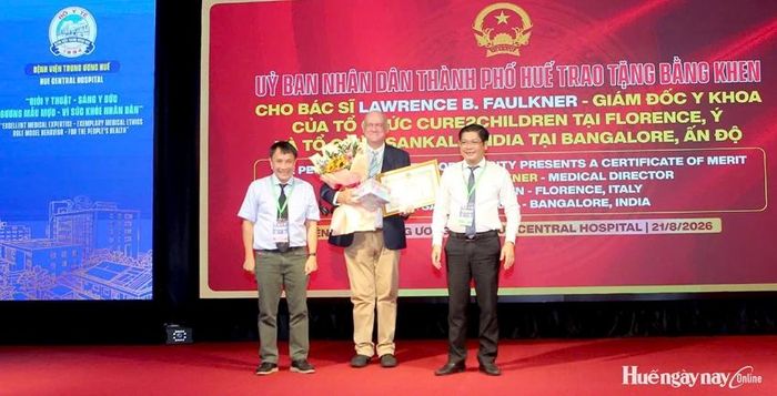  Lãnh đạo TP. Huế và BVTW Huế trao bằng khen, tặng hoa cho bác sĩ Lawrence B.Faulkner, Giám đốc Y khoa của Tổ chức Cure2children tại Florence, Ý và Tổ chức Sankalp India tại Bangalore, Ấn Độ