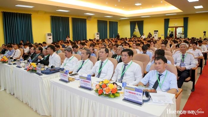 Lãnh đạo Bộ Y tế, TP. Huế và các đơn vị theo dõi chương trình hội nghị 