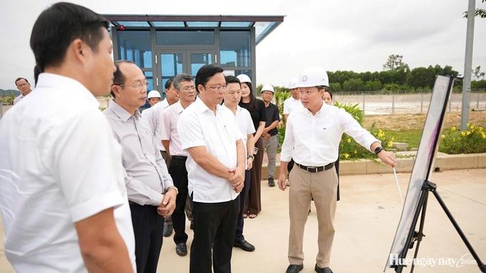 Lãnh đạo thành phố kiểm tra tình hình đầu tư hạ tầng tại Khu công nghiệp Gilimex .Ảnh: Ngọc Hiếu  