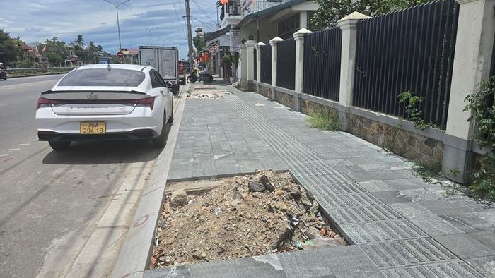 Cây xanh trên đường Lê Duẩn triệt hạ đã lâu nhưng chưa được trồng mới