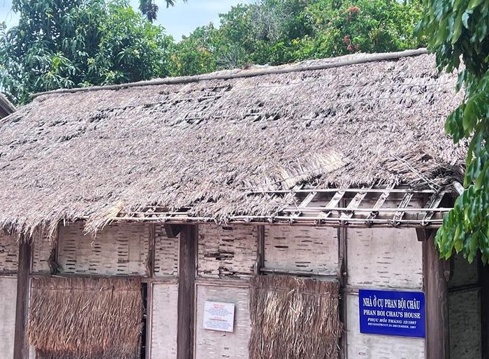 Mái của ngôi nhà tranh đang xuống cấp đến tội nghiệp. 