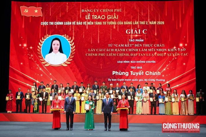 Tác giả Phùng Tuyết Chinh - Ủy ban Cạnh tranh Quốc gia, Bộ Công Thương đạt Giải C với tác phẩm “Từ ‘cam kết’ đến thực chất: Lấy cải cách hành chính làm mũi nhọn kiến tạo Chính phủ liêm chính, đạp tan luận điệu xuyên tạc”
