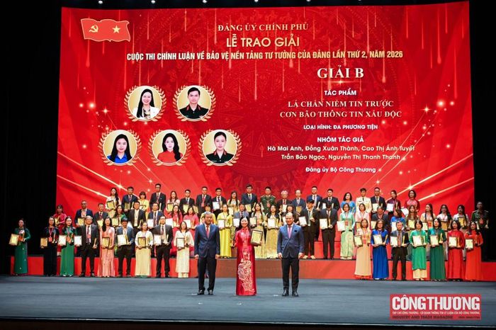 Nhóm tác giả Hà Mai Anh, Đồng Xuân Thành, Cao Thị Ánh Tuyết, Trần Bảo Ngọc, Nguyễn Thị Thanh Thanh - Ban Tuyên giáo Đảng ủy Bộ Công Thương đạt Giải B với tác phẩm “Lá chắn niềm tin trước cơn bão thông tin xấu độc”