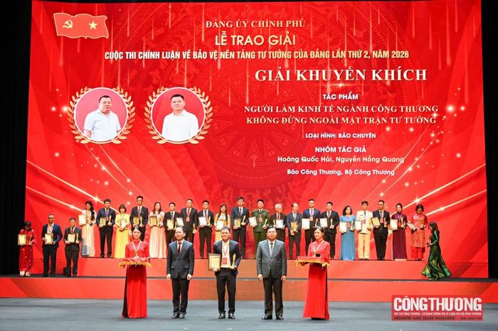 Nhóm tác giả Hoàng Quốc Hải, Nguyễn Hồng Quang - Báo Công Thương đạt Giải Khuyến khích với tác phẩm “Người làm kinh tế Ngành Công Thương không đứng ngoài mặt trận tư tưởng”