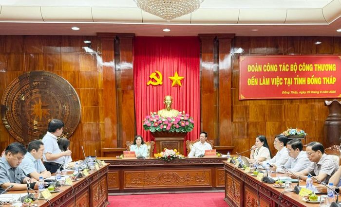 Đại diện các Vụ, Cục thuộc Bộ Công Thương trao đổi các nội dung doanh nghiệp và địa phương đặt ra