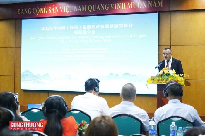 Ông Trần Đạt Kim, Tổng Giám đốc Công ty TNHH Thương mại điện tử xuyên biên giới Moba (tỉnh Vân Nam, Trung Quốc) chia sẻ tại Hội nghị