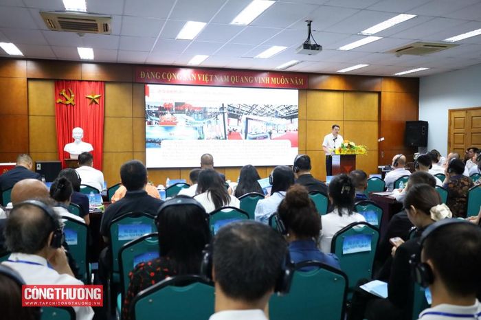 Ông Hòa Đào, Cục trưởng Cục Thương mại Châu Hồng Hà (tỉnh Vân Nam, Trung Quốc) phát biểu tại Hội nghị