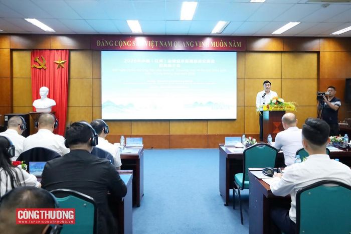 Ông Lâm Tuấn Khanh, Phó Giám đốc Trung tâm Xúc tiến đầu tư, thương mại và du lịch tỉnh Lào Cai phát biểu tại Hội nghị