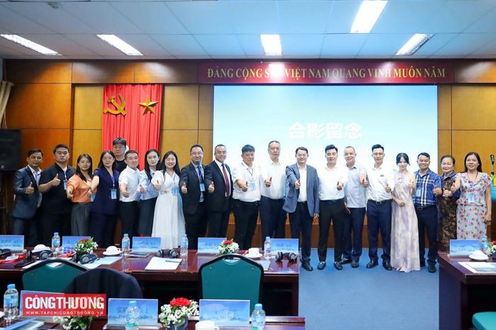 Các đại biểu chụp hình lưu niệm