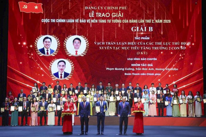 Đồng chí Ngô Đông Hải, Ủy viên Ban Chấp hành Trung ương Đảng, Phó Trưởng Ban Tuyên giáo Trung ương, Ủy viên Thường trực Ban Chỉ đạo 35 Trung ương và đồng chí Lê Hải Bình, Ủy viên Ban Chấp hành Trung ương Đảng, Phó Giám đốc Thường trực Học viện Chính trị quốc gia Hồ Chí Minh trao giải B của Cuộc thi cho nhóm tác giả Phạm Quang Cường, Trần Đức Anh, Hoàng Văn Toàn - Đoàn Thanh niên Chính phủ - Ảnh: Phương Nguyên