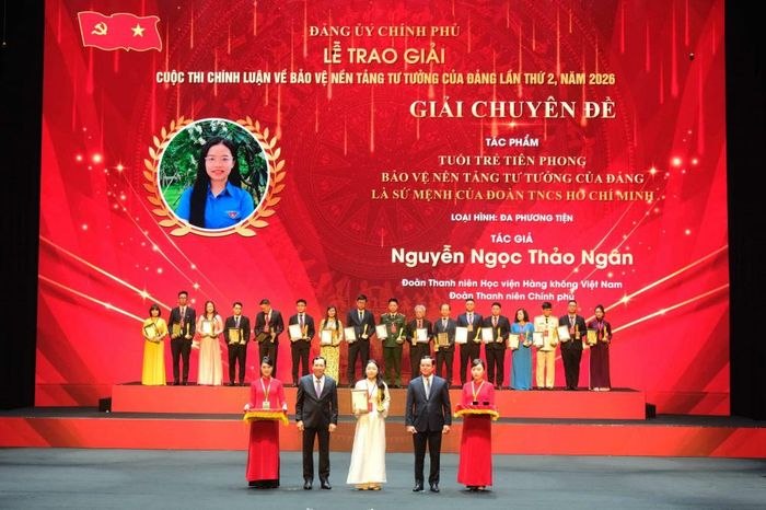 Đồng chí Hoàng Thanh Tùng, Ủy viên Ban Chấp hành Trung ương Đảng, Ủy viên Ban Chấp hành Đảng bộ Chính phủ, Bí thư Đảng ủy, Bộ trưởng Bộ Tư pháp và đồng chí Nguyễn Tiến Hải, Ủy viên Ban Chấp hành Trung ương Đảng, Ủy viên Ban Chấp hành Đảng bộ Chính phủ, Bí thư Đảng ủy, Bộ trưởng Bộ Nội vụ trao giải Khuyến khích của Cuộc thi cho tác giả Nguyễn Ngọc Thảo Ngân - Đoàn Thanh niên Học viện Hàng không Việt Nam, Đoàn Thanh niên Chính phủ - Ảnh: Thế Đại
