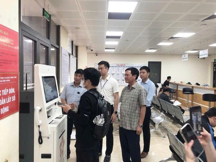 Cán bộ phường hỗ trợ xử lý thông tin và hướng dẫn người dân, doanh nghiệp thực hiện hồ sơ trực tuyến. (Ảnh: Phan Đình Phùng)