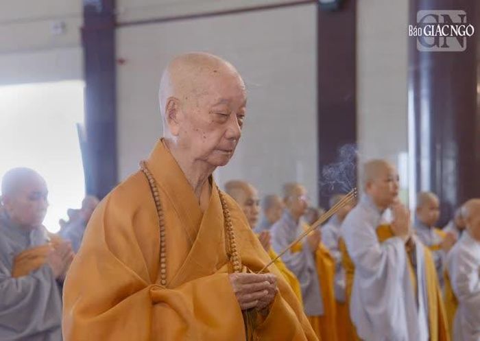Đại lão Hòa thượng niêm hương và chủ trì nghi thức sám hối trước lễ Tự tứ của trường hạ có hành giả Tăng, Ni đông nhất do ngài làm Thiền chủ