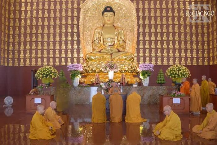 Chư tôn đức Hội đồng Điều hành Học viện tác pháp Tự tứ với Đại lão Hòa thượng Thiền chủ