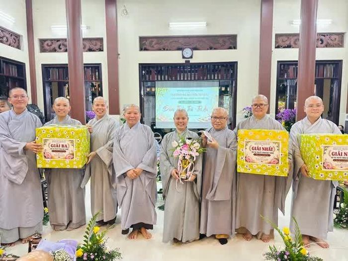 Trao giải thưởng Hội thi thuyết trình báo tường 