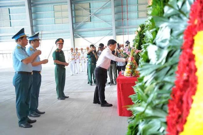Ban Chỉ đạo TP.HCM về tìm kiếm, quy tập và xác định danh tính hài cốt liệt sĩ dâng hoa, dâng hương trước chuyến bay