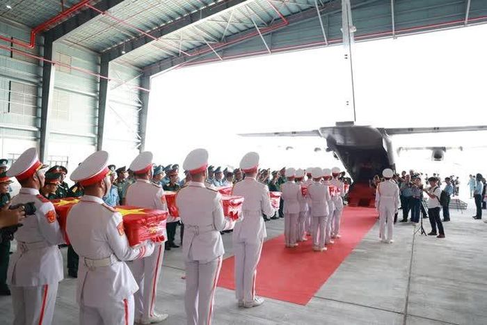 Chuyến bay đặc biệt này sẽ vận chuyển và bàn giao mẫu sinh phẩm hài cốt đến Viện Hàn lâm Khoa học và Công nghệ Việt Nam để tiến hành giám định ADN nhằm xác định danh tính anh hùng liệt sĩ