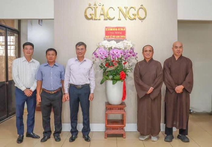Phái đoàn đại diện Cục an ninh nội địa - Bộ Công an tặng hoa chúc mừng Đại lễ Vu lan – Báo hiếu đến Báo Giác Ngộ