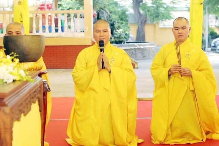 Đại đức Thích Quảng Duy, trụ trì chùa Phước Viên tri ân phái đoàn