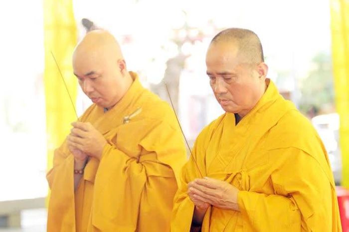 Dâng hương tưởng niệm