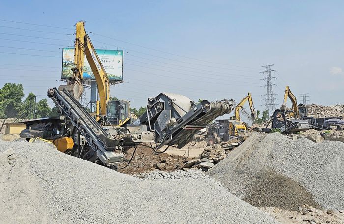 Nghiền chất thải rắn xây dựng tại bãi tập kết của Công ty CP Dịch vụ sản xuất Toàn Cầu.