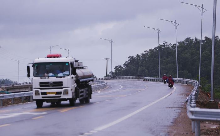 Đoạn phía bắc đầu cầu Nghi Tân đã thi công hoàn thành.