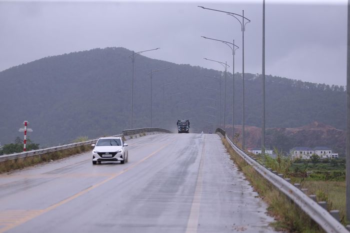 Hệ thống an toàn, điện chiếu sáng... trên tuyến đã cơ bản hoàn tất.