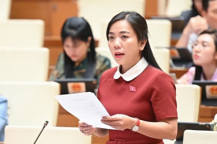 Đại biểu Nguyễn Thị Việt Nga (đoàn TP Hải Phòng) và đại biểu Triệu Thị Ngọc Diễm (đoàn Cần Thơ). Ảnh: Media Quốc hội.