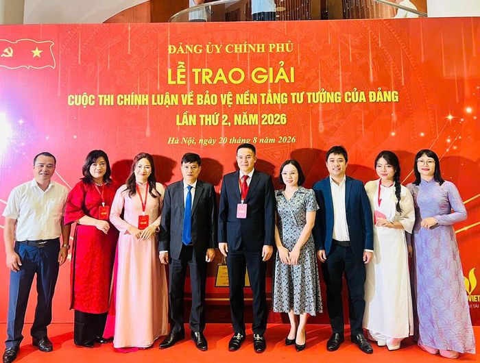 Lãnh đạo Đảng ủy Bộ Xây dựng, lãnh đạo Báo Xây dựng đến dự và chúc mừng các tác giả, nhóm tác giả của các đơn vị trực thuộc đạt giải tại cuộc thi.
