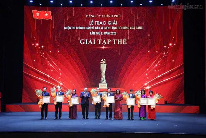 Đồng chí Phạm Gia Túc và đồng chí Nguyễn Thị Tuyến tặng Bằng khen của Ban Thường vụ Đảng ủy Chính phủ cho các tập thể xuất sắc. Ảnh: chinhphu.vn