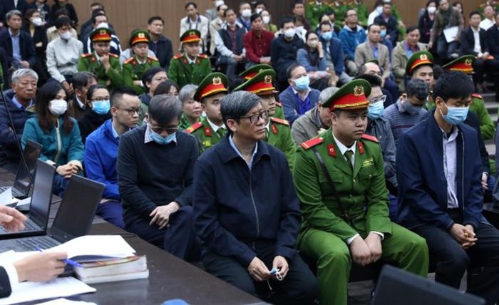 Vụ án Việt Á (đại án) là vụ án hình sự liên quan đến sai phạm nâng khống giá kit xét nghiệm, đưa và nhận hối lộ, gây thiệt hại nghiêm trọng cho Nhà nước hơn 400 tỷ đồng đợt dịch Covid-19. Liên quan vụ án có 2 cựu Bộ trưởng, 1 cựu Bí thư Tỉnh ủy và 35 bị cáo hầu tòa. Ảnh: TTXVN.