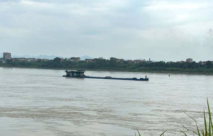 Cục Hàng hải và Đường thủy VN yêu cầu các đơn vị chủ động phương án đảm bảo an toàn giao thông hàng hải, đường thủy nội địa và bảo vệ tài sản kết cấu hạ tầng hàng hải, đường thủy trong ảnh hưởng của áp thấp nhiệt đới trên biển và tình hình mưa lũ (Ảnh minh hoạ).