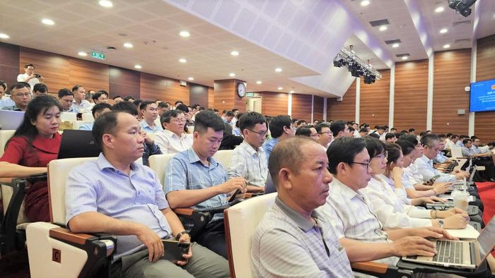 Hơn 250 cán bộ, công chức làm nhiệm vụ đầu tư xây dựng công trình tại các sở, ban, ngành và địa phương trên địa bàn tỉnh Khánh Hòa tham gia tập huấn.