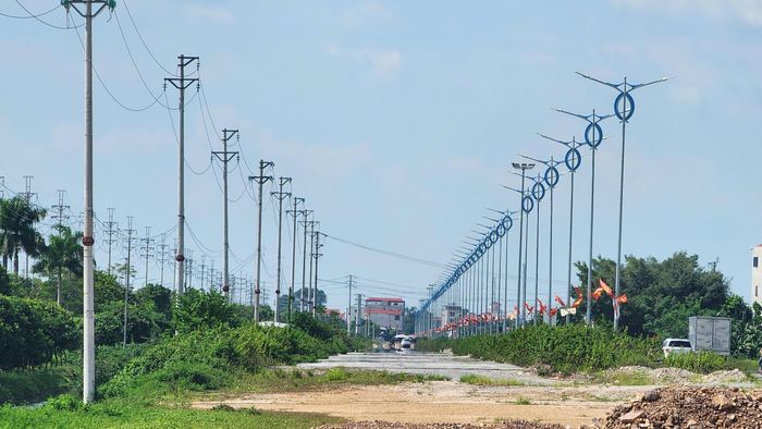 Dù lỡ hẹn nhiều lần nhưng dự án nâng cấp, mở rộng ĐT295 (đoạn qua khu công nghiệp Hòa Phú, xã Xuân Cẩm, tỉnh Bắc Ninh) chưa biết ngày nào sẽ về đích vì giá vật liệu tăng cao.