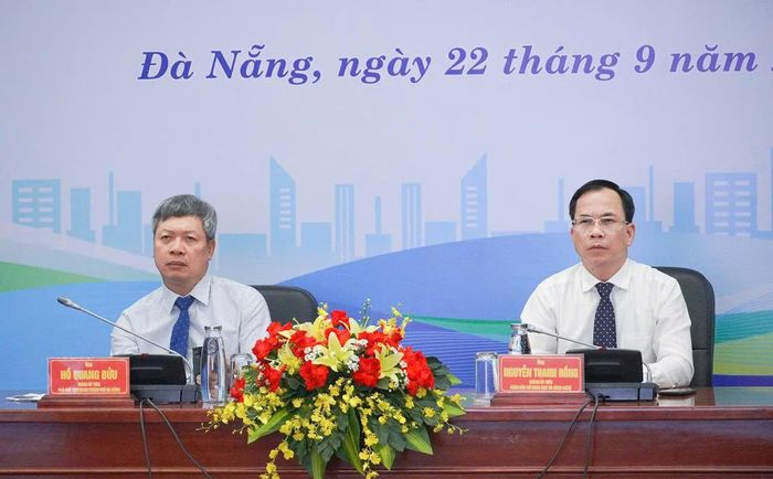 Giám đốc Sở Khoa học và Công nghệ Đà Nẵng Nguyễn Thanh Hồng (bên phải) cho hay, địa phương hình thành năng lực quản trị đô thị thông minh dựa trên dữ liệu.