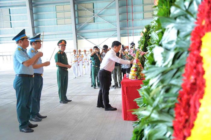 Trước khi thực hiện nhiệm vụ, đoàn đại biểu Quân khu 7, lãnh đạo Thành ủy, HĐND, UBND, Ủy ban MTTQ Việt Nam TP.HCM cùng lãnh đạo Quân chủng Phòng không - Không quân dâng hoa, dâng hương tưởng niệm các Anh hùng liệt sĩ.