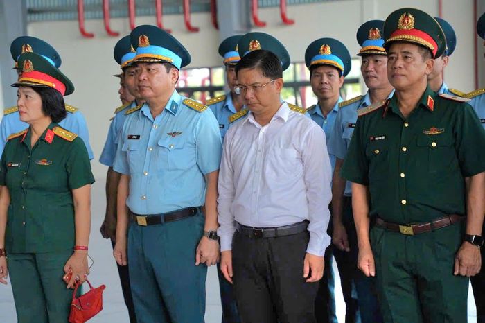 Tham dự buổi lễ có các vị tướng lĩnh và lãnh đạo UBND TP.HCM.